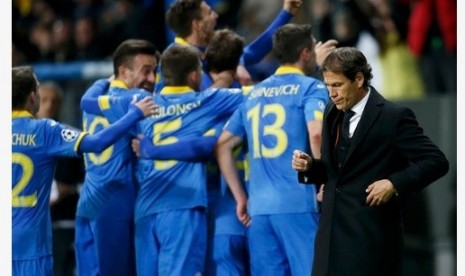 Rudi Garcia (kanan) tertunduk saat para pemain Bate Borisov merayakan gol ke gawang AS Roma.