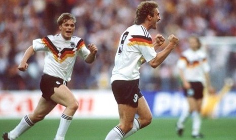 Rudi Voeller, pemain andalam Jerman Barat, melakukan selebrasi usai mencetak gol ke gawang Spanyol di babak penyisihan grup Piala Eropa 1988. 