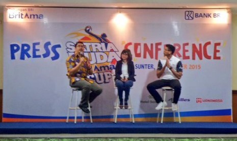 Rudolf Tulus (kiri) saat konferensi pers Satria Muda BritAma Cup 2015.