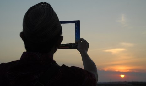 RUKYATUL HILAL - Petugas Rukyat meneropong posisi hilal (bulan) menggunakan hilal tarcker saat dilakukan rukyatul hilal, guna menentukan 1 Syawal 1434 H, di Pantai Ambat, Tlanakan, Pamekasan,