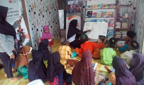 Rumah Baca. Anak-anak antusias berkegiatan di Rumah Baca Mondoluko.