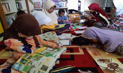 Rumah Baca Ceria binaan Rumah Zakat yang terletak di Kampung Gandok, Desa Kalikajar terus mengadakan kegiatan untuk mendampingi anak-anak melaksanakan pembelajaran jarak jauh.