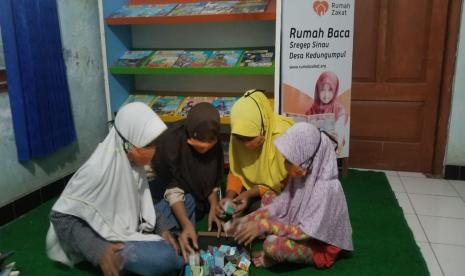 Rumah Baca Sregep Sinau di Desa Kedungumpul mendapatkan kiriman 64 buku Sahabat Teladan Utama, 1 box permainan puzzle dan 2 poster. Buku ini merupakan kiriman dari Sygma Daya Insani.