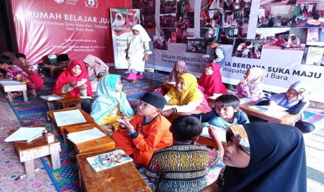 Rumah Belajar Juara Suka Maju binaan Rumah Zakat menggelar kursus Bahasa Inggris dengan cara menyenangkan.