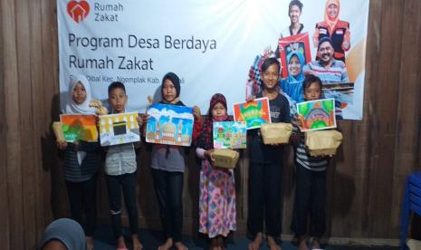 Rumah Belajar merupakan salah satu program pemberdayaan dalam bidang pendidikan yang diinisiasi oleh fasilitator Rumah Zakat Desa Berdaya Dibal. Tujuannya adalah untuk membantu para pelajar ketika ada kesulitan maupun saat harus belajar dengan pembelaran jarak jauh seperti sekarang ini.