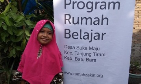 Rumah Belajar. Raudha salah satu siswi Rumah Belajar Rumah Zakat yang kini mahir membaca.