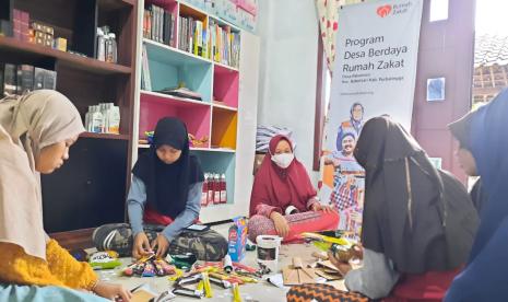 Rumah Belajar UMMI binaan Rumah Zakat di Desa Berdaya Pakuncen menyelenggarakan pelatihan bersama membuat Bucket Snack yang cantik, menarik dan disukai remaja milenial, Ahad (29/11).