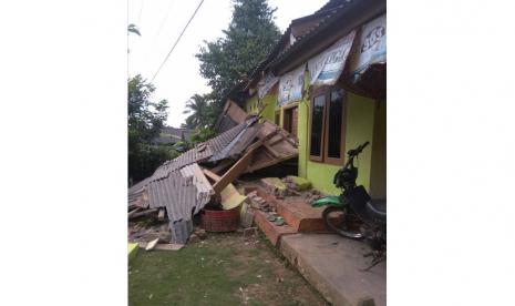 Rumah dan fasilitas sekolah di beberapa wilayah di Pandeglang yang rusak akibat gempa bermagnitudo 6,7 yang mengguncang Sumur, Banten, Jumat (14/1). 