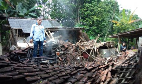 Rumah di Desa Gunungendut, Kecamatan Kalapanunggal banyak rusak akibat gempa, Selasa (10/3). dok istimewa warga Desa Gunungendut, Sukabumi.(Istimewa)