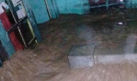 Rumah di Desa Tegallega, Kecamatan Cigudeg, Kabupaten Bogor, Jawa Barat, terkena banjir pada Senin (17/5) malam WIB.