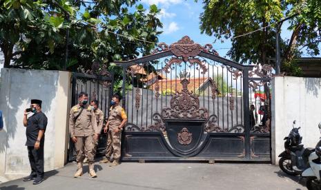 Suasana rumah duka Bupati Bekasi, Eka Supria Atmaja, Senin (12/7).