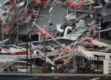 Rumah hancur lebur setelah diterjang tornado.