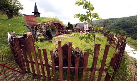 Rumah hobbit di Bosnia. Film The Lord of the Rings menginapirasi seseorang untuk beremigrasi ke Australia, lokasi syuting film.