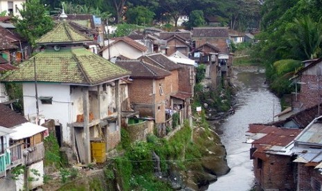 Rumah liar di sepanjang daerah aliran sungai (DAS) Brantas, Kota Malang.