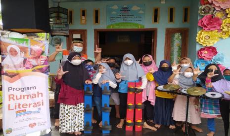 Rumah Literasi Asmanadia Desa Tambaksogra merupakan Program Pemberdayaan bidang Pendidikan Literasi yang diinisiasi Rumah Zakat. Saat ini, Rumah Literasi Asmanadia sudah menjadi pusat kegiatan anak anak di setiap pekannya.