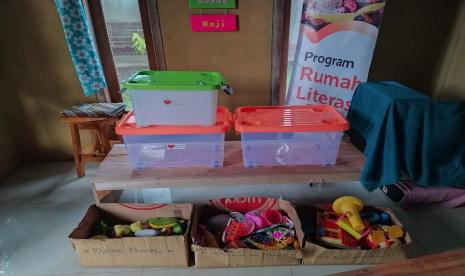 Rumah Literasi Asmanadia didirikan oleh Fatiah dan bekerjasama dengan Relawan Rumah Zakat. Rumah Literasi ini berlokasi di Desa Berdaya Tambaksogra, Kabupaten Banyumas. Rumah Literasi ini sudah berjalan hampir 8 tahun dan fokus dalam kegiatan belajar mengajar kursus komputer, belajar matematika dan les bahasa inggris, dan lain-lain.