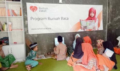 Rumah Literasi memberikan pembelajaran yang lebih lengkap dan menyeluruh, mulai dari mengaji, bimbel, baca buku, sampai pada wawasan keduniaan yang disesuaikan tingkat usia anak-anak.