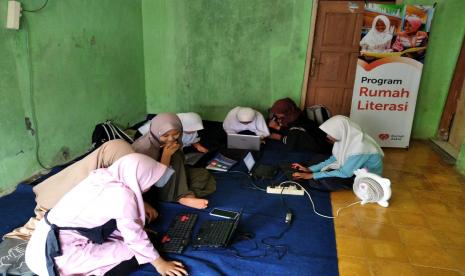  Rumah Literasi yang ada di Desa Ginanjar kembali dipenuhi anak-anak yang selalu semangat untuk belajar mengukir prestasi. Di tempat tersebut, mereka hadir untuk mengikuti kegiatan yang ada dirumah literasi.