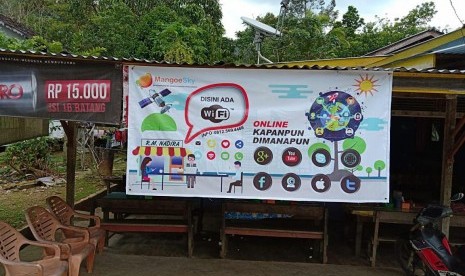 Rumah Makan Nadira yang terletak di Kabupaten Melawi, Kalimantan Barat menggunakan internet satelit, guna memuaskan pelanggannya berselancar di dunia maya di daerah pedalaman. 