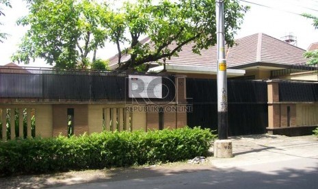  Rumah mewah yang disita KPK milik Irjen Pol Djoko Susilo di Jl. Sam Ratulangi 16, Manahan, Banjarsari, Solo, Kamis (14/2).   (Republika/Edy Setiyoko)