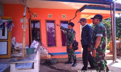 Rumah milik Ikah Atikah (52 tahun) retak-retak akibat pergerakan tanah, ia mengaku masih sering merasakan rumahnya bergetar namun ia terpaksa tetap tinggal di rumahnya, Rabu (20/4). (Republika/Fuji E Permana)