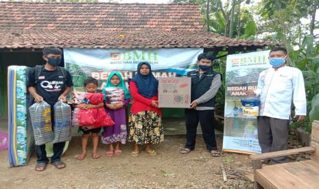 Rumah Nenek Saminah setelah direnovasi oleh BMH Gerai Pati.