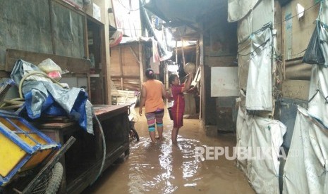 Rumah para pengungsi di bantaran sungai ciliwung.