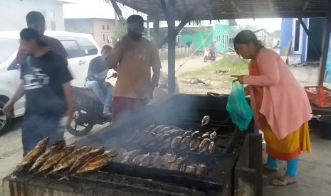 Rumah produksi ikan fufu di Desa Tembal, Kabupaten Halmahera Selatan, Provinsi Maluku Utara, Ahad (28/10).