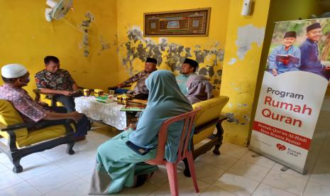 Rumah Quran Al-hadi kedatangan tamu spesial dari Kemenag Kabupaten Pamekasan pada Rabu (17/11). Tamu tersebut adalah kepala seksi Pd. Pontren, Kusmanto dan dua orang stafnya. Kusmanto selaku kepala seksi Pondok Pontren mengapresiasi keberadaan lembaga Tahfidz di Desa Branta Pesisir ini.