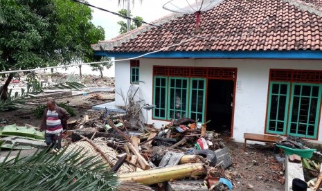 Rumah Rasdi tetap utuh meski diterjang gelombang tsunami setinggi lima meter di Desa Way Muli, Kecamatan Rajabasa, Kabupaten Lampung Selatan, Provinsi Lampung pada Sabtu (22/12) malam.