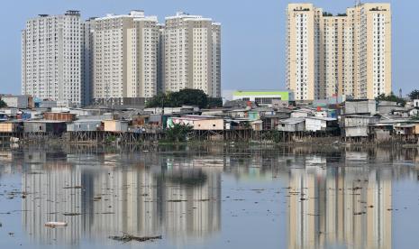 Rumah-rumah semi permanen berdiri di atas tepi Waduk Pluit, Jakarta. Pengamat mengingatkan DKI Jakarta soal optimalisasi waduk untuk mencegah banjir.