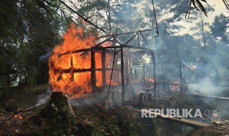 Rumah-rumah terbakar di desa Gawdu Zara, negara bagian Rakhine utara, Myanmar, Kamis, (7/9). Wartawan melihat api baru terbakar di desa yang telah ditinggalkan oleh Muslim Rohingya,