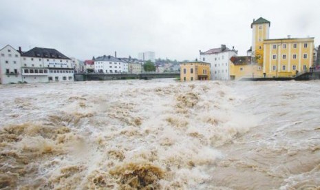 Rumah-rumah terkena banjir di dekat sungai Steyr setelah hujan deras di kota kecil di Austria, Ahad (2/6).