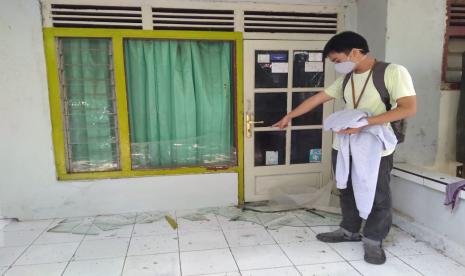 Rumah-rumah warga di Blok Kesambi, Desa/Kecamatan Balongan Kabupaten Indramayu mengalami kerusakan akibat ledakan dan kebakaran di kilang Pertamina Balongan, Senin (29/3).