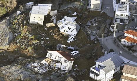 Rumah-rumah yang roboh akibat gempa terlihat di Kanazawa, prefektur Ishikawa, Jepang pada Selasa, 2 Januari 2024. Serangkaian gempa bumi dahsyat di Jepang bagian barat merusak rumah, mobil, dan perahu, dan para pejabat memperingatkan masyarakat pada hari Selasa untuk menjauh dari rumah mereka. beberapa daerah karena risiko gempa besar dan tsunami yang terus berlanjut. 