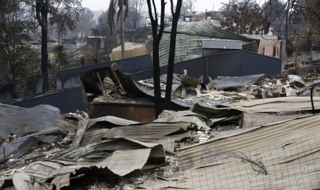 Rumah rusak akibat diterjang api di Conjola Park, Australia, Ahad (5/1). Hujan ringan pada hari kedua sedikit membantu memadamkan kebakaran hutan yang telah menewaskan 24 orang di seluruh Australia tenggara. 