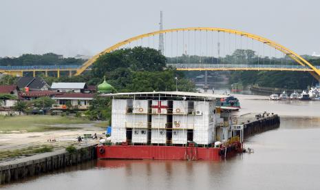 Rumah Sakit Apung (RSA) Nusa Waluya ll berlabuh di tepi Sungai Siak, Kota Pekanbaru, Riau, Jumat (13/11/2020). RSA Nusa Waluya II milik doctorSHARE ini batal beroperasi memberikan pelayanan kesehatan gratis di Kota Pekanbaru karena sudah dua bulan belum juga mendapat izin dari pemerintah daerah setempat