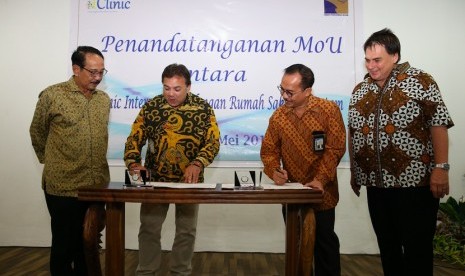 Rumah Sakit BP Batam meneken nota kesepahaman dengan Dclinic International dan Deloitte South East serta JP Consulting, Kamis (23/5).  Kerja sama ini mengatur manajemen proyek dan keahlian tata pemerintahan klinis dengan sistem blockchain. 