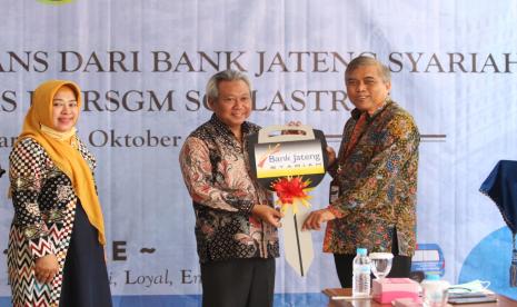 Rumah Sakit Gigi dan Mulut (RSGM) Soelastri Universitas Muhamadiyah Surakarta (UMS) menerima hibah satu unit mobil ambulans dari Bank Jateng Syariah Cabang UMS. Penyerahan secara simbolis berupa miniatur kunci mobil diserahkan oleh Direktur Bisnis Ritel dan Unit Usaha Syariah Bank Jateng, Hanawijaya kepada Rektor UMS Sofyan Anif, di gedung RSGM Soelastri, Solo, Jumat (16/10)