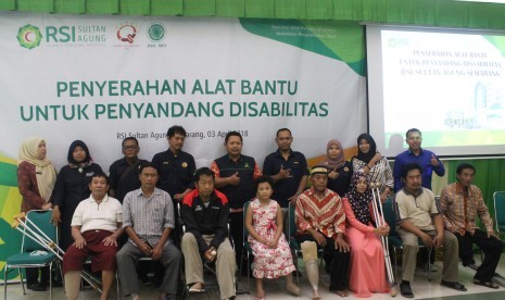 Rumah Sakit Islam (RSI) Sultan Agung bersama Paguyuban Peduli Penyandang Disabilitas (P3D) memberikan bantuan kepada para penyandang disabilitas. Hal ini diwujudkan dengan penyerahan bantuan protesa (alat bantu gerak) kepada 10 orang difabel.