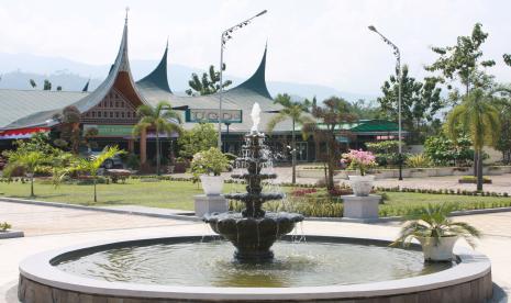 Rumah Sakit Islam Siti Rahmah, Kota Padang, Sumatra Barat (Sumbar). Pemerintah Kota (Pemkot) Padang mengeluarkan surat edaran terkait terkait pemberlakuan wajib vaksin di lingkungan hotel di Kota Padang. Surat itu bernomor 400.1014/BPBD-Pdg/X/2021 tentang Percepatan Vaksinasi dan Pemberlakuan Aplikasi Peduli Lindungi Pencegahan Pandemi Covid-19.