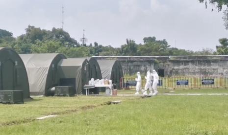  Rumah Sakit Lapangan (Rumkitlap) di Benteng Vastenburg untuk tempat isoter pasien tanpa gejala hingga bergejala ringan Covid-19. Meski kasus harian Covid-19 saat ini tengah melonjak, angka kematian dan keterisian RS menurut pemerintah terkendali.