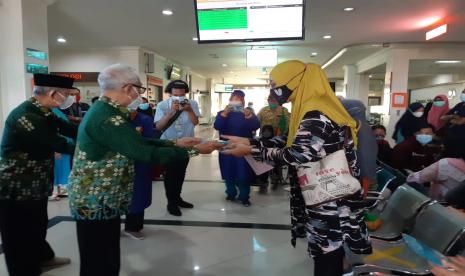 Rumah Sakit PKU Muhammadiyah Solo membagikan suvenir kepada pasien rawat jalan dan rawat inap pada Kamis (18/11). Kegiatan tersebut untuk memperingati Milad ke-94 RS PKU Muhammadiyah Solo dan Milad ke-109 Muhammadiyah. 