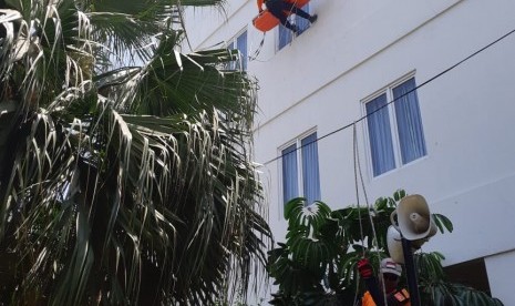 Rumah Sakit (RS) PKU Muhammadiyah Solo menggelar simulasi penanganan bencana kebakaran, di Gedung B RS PKU Muhammadiyah Solo, Kamis (26/9). 