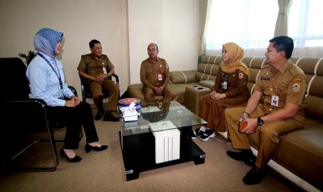 Rumah Sakit Umum Daerah (RSUD) Ulin, rumah sakit kelas A yang berlokasi di Banjarmasin, Kalimantan Selatan, bertransformasi pengadaan digital barang dan jasa kebutuhan operasional secara rutin. Salah satunya dilakukan melalui platform Mbizmarket.