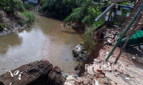 Rumah salah satu warga Kota Malang longsor pada Jumat (9/2) pagi.