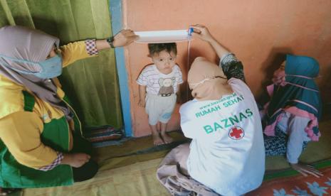 Rumah Sehat Baznas Parigi Moutong bersama kader dan bidan desa, mengadakan Posyandu ibu hamil dan balita.