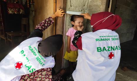 Rumah Sehat Baznas Parigi Moutong menyelenggarakan program stunting atau pencegahan gizi buruk, dengan mengadakan posyandu bayi balita di 3 Desa yakni Desa Tandaigi, Desa Toraranga dan Desa Silanga, Kecamatan Siniu, Kabupaten Parigi Moutong, pada Kamis (4/6). 