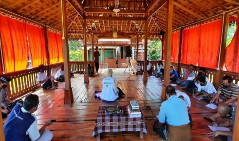 Rumah Sehat BAZNAS Yogyakarta dalam program Pendampingan Kesehatan Jiwa, melaksanakan pendampingan orang dengan gangguan jiwa (ODGJ) di Pondok Rehabilitasi Tetirah Dzikir dengan terapi perilaku Activity of Daily Living (ADL) oleh Psikolog RSB Yogyakarta, Jumat (23/4). 