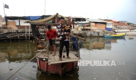 Rumah Semi Permanen Terus Bermunculan. Eretan digunakan warga Kampung Akuarium untuk berhubungan dengan Kampung Luar Batang pascapenggusuran, Jakarta, Kamis (15/9). 